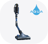 Na obrazie widoczny jest odkurzacz pionowy w kolorze niebieskim z elastyczną rurą. Obok znajduje się niebieska kropla z napisem \'AQUA\'.