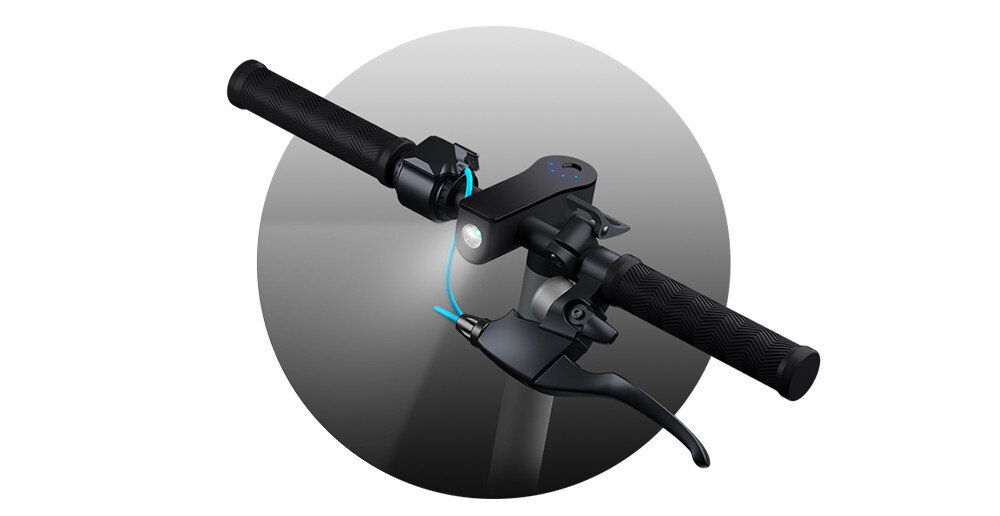 Kierownica hulajnogi elektrycznej z czarnymi uchwytami i turkusowym przewodem. Widoczny jest również reflektor oraz dźwignia hamulca.