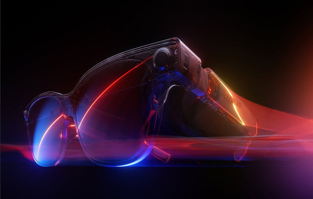 Obraz przedstawia nowoczesne okulary z przezroczystymi oprawkami, oświetlone kolorowymi światłami w odcieniach czerwieni i niebieskiego. Tło jest ciemne, co podkreśla efekt świetlny na okularach.