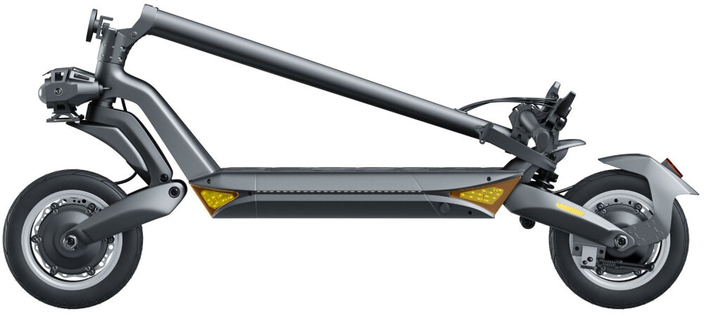Czarna hulajnoga elektryczna złożona na płasko, z widocznymi dwoma amortyzatorami i kołami. Na ramie znajdują się żółte elementy odblaskowe.