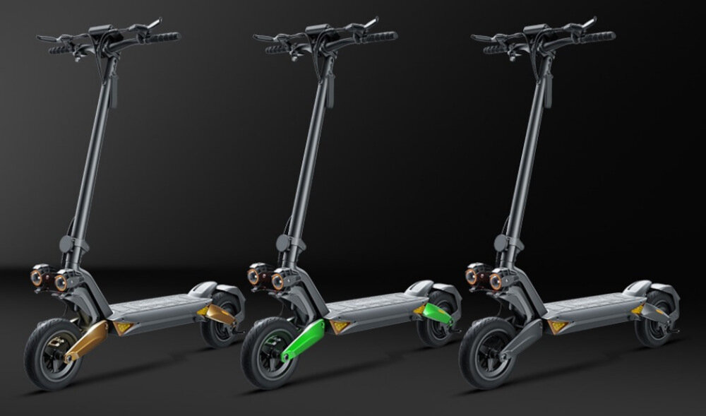 Trzy elektryczne hulajnogi ustawione obok siebie na ciemnym tle, każda z nich ma różnokolorowe elementy przy przednich kołach: złoty, zielony i szary. Hulajnogi mają duże koła i solidną konstrukcję z widocznymi amortyzatorami.