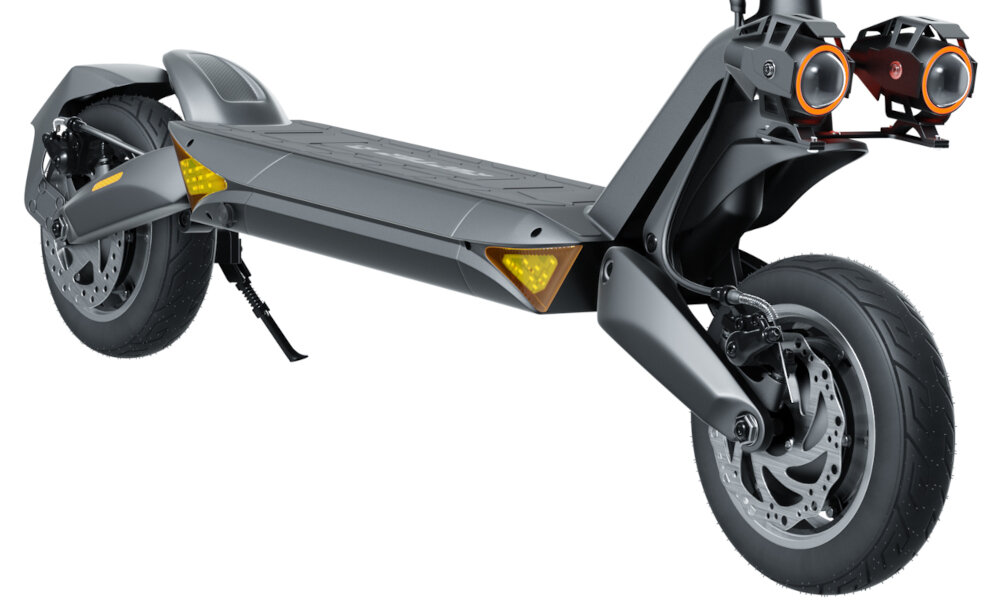 Czarna hulajnoga elektryczna z dużymi kołami i dwoma amortyzatorami. Posiada żółte elementy odblaskowe na bokach i widoczne tarcze hamulcowe.