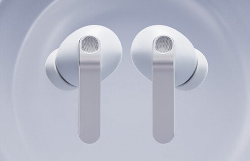 Dwie słuchawki obok siebie. Efekt wibracji delikatnie wstrząsa słuchawkami, pokazując potężny dźwięk w Galaxy Buds4 Pro.