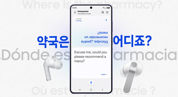 Galaxy między białymi Buds4Pro; w tle „Gdzie jest apteka?” w kilku językach, ekran Tłumacza hiszpański/angielski.