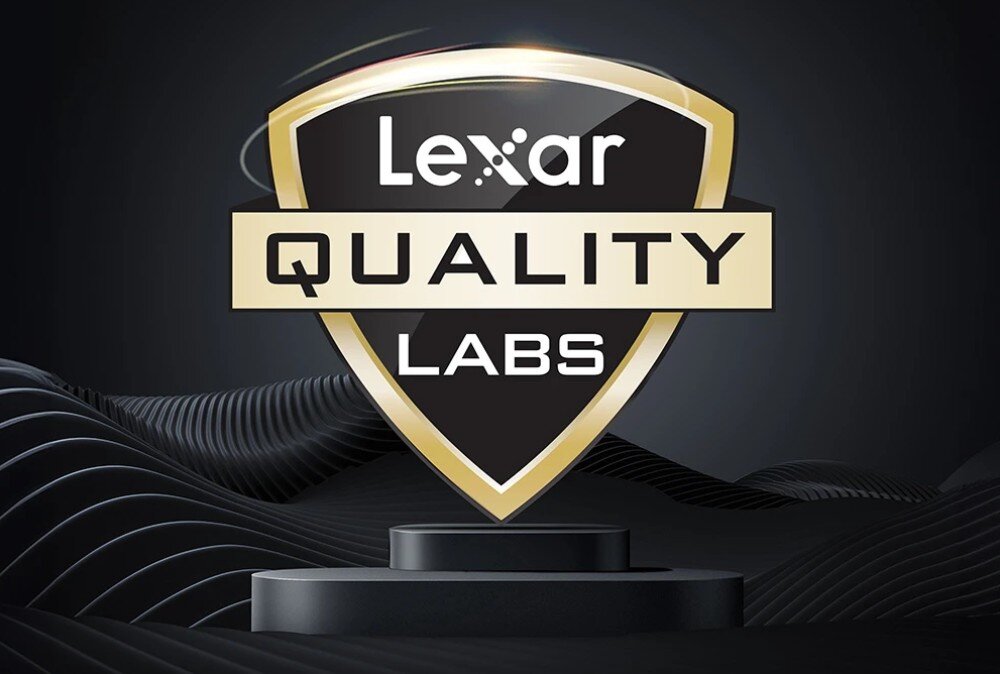 Dysk LEXAR NQ790 Złota tarcza z logo producenta i napisem QUALITY LABS symbolizująca certyfikat jakości na ciemnym tle