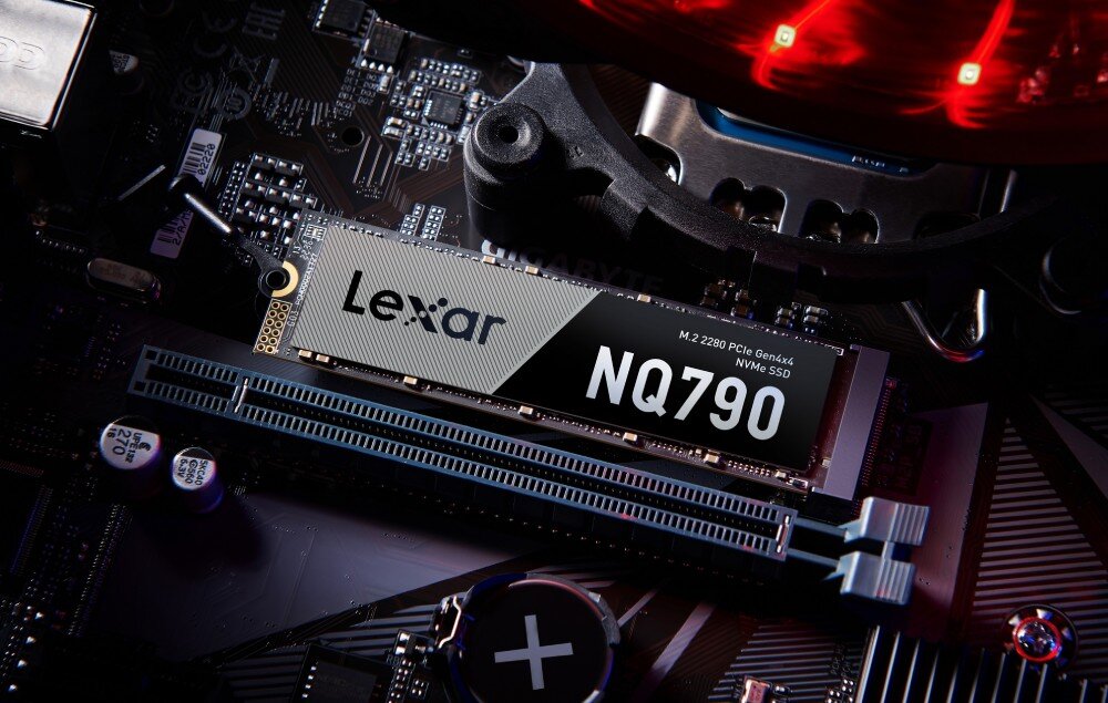 Dysk LEXAR NQ790 Dysk SSD zamontowany w gnieździe M.2 na płycie głównej komputera w otoczeniu podzespołów elektronicznych i czerwonego oświetlenia