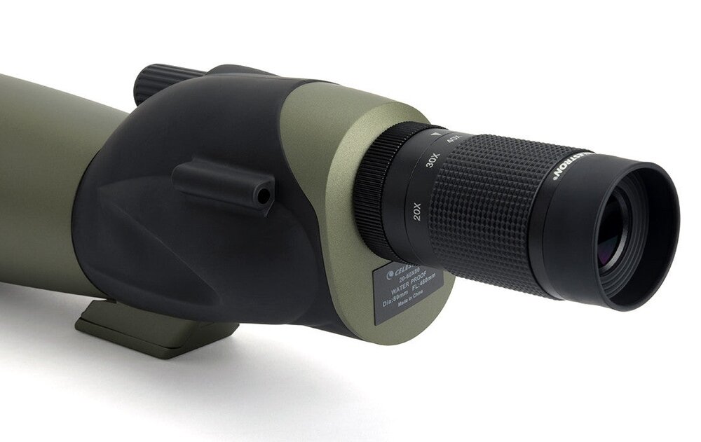 Luneta w kolorze zielonym i czarnym z widocznym okularowym pierścieniem regulacyjnym z oznaczeniami 20x i 30x. Na obudowie znajduje się napis \'CELESTRON\'.