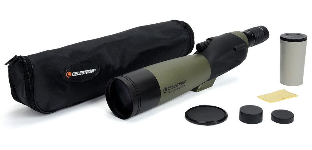 Na obrazie znajduje się luneta w kolorze zielonym z czarnymi elementami, obok której leży czarny pokrowiec z logo \'CELESTRON\'. Widać również dwa okrągłe dekielki, szmatkę do czyszczenia oraz szary pojemnik.