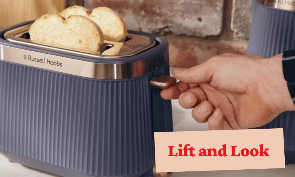 Na obrazie widoczny jest niebieski toster z logo \'Russell Hobbs\', w którym znajdują się dwie kromki chleba. Obok znajduje się napis \'Lift and Look\'.