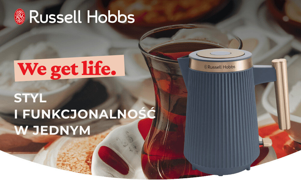 Na obrazie widoczny jest czajnik w kolorze granatowym z elementami złota, obok którego znajduje się szklanka z herbatą. W tle widnieje tekst: \'Russell Hobbs\', \'We get life.\', \'STYL I FUNKCJONALNOŚĆ W JEDNYM\'.