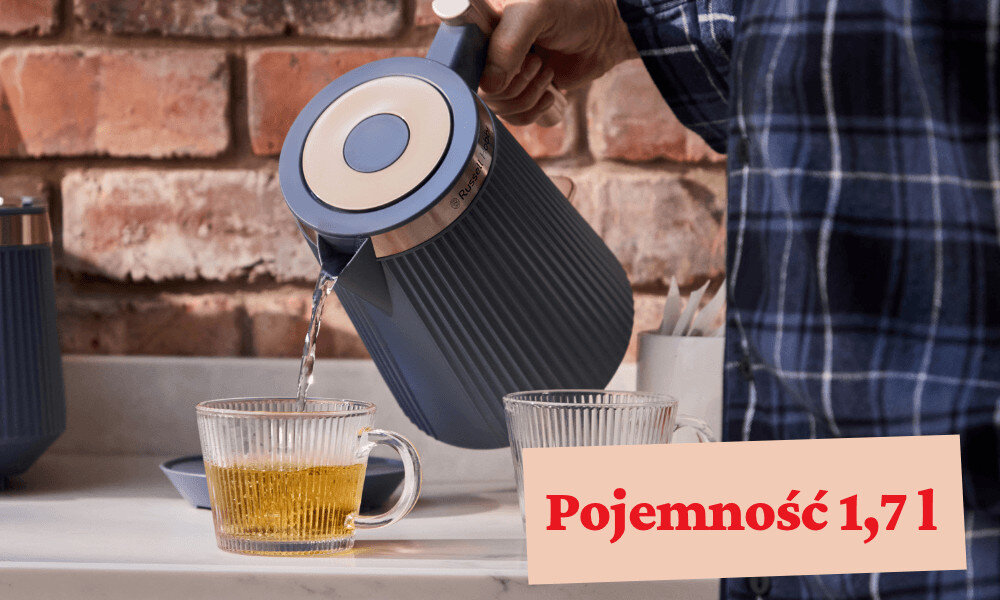 Osoba nalewa wodę z niebieskiego czajnika do szklanki. Na obrazie widoczny jest napis: \'Pojemność 1,7 l\'.