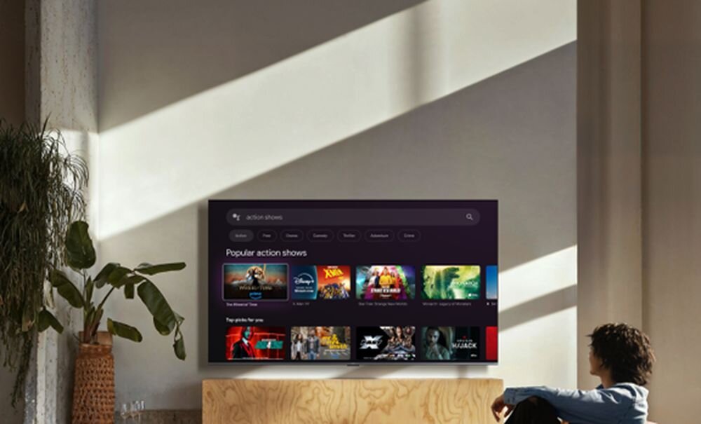 Telewizor XIAOMI S Mini 2026 65 duży ekran 4K Mini LED realistyczny obraz wysoki kontrast, telewizor stojący na komodzie w pomieszczeniu