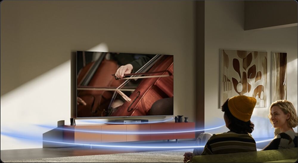 Telewizor XIAOMI S Mini 2026 65 system audio głośniki dźwięk przestrzenny wyraźne dialogi kino domowe, telewizor stojący na komodzie w pomieszczeniu