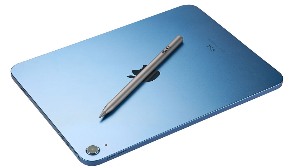 Na niebieskim tablecie z logo jabłka leży srebrny rysik. Na tablecie widoczny jest napis \'iPad\'.