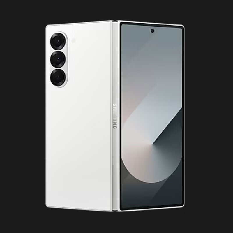 Na obrazie widoczny jest biały, składany smartfon z trzema aparatami z tyłu i dużym ekranem z przodu. Na boku urządzenia znajduje się napis \'SAMSUNG\'.