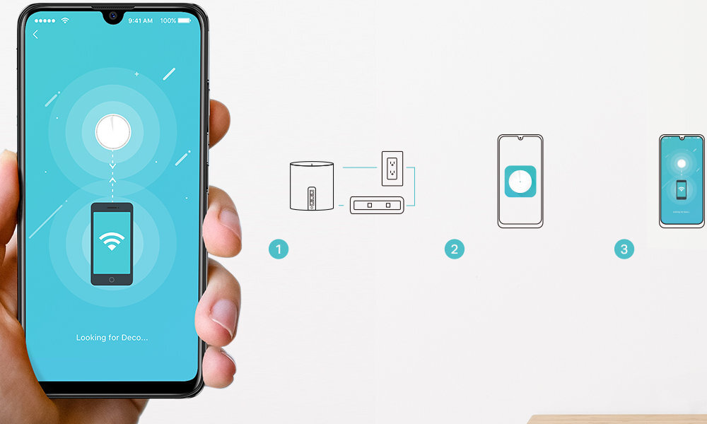 Osoba trzyma smartfon z aplikacją pokazującą proces wyszukiwania urządzenia Deco. Obok znajdują się trzy ilustracje przedstawiające kroki konfiguracji: podłączenie urządzenia, użycie aplikacji na smartfonie i zakończenie procesu.