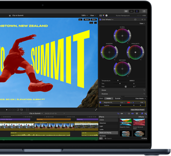 Częściowo widoczny ekran MacBooka Air wyświetlający proces montażu wideo, który demonstruje możliwości czipa M5