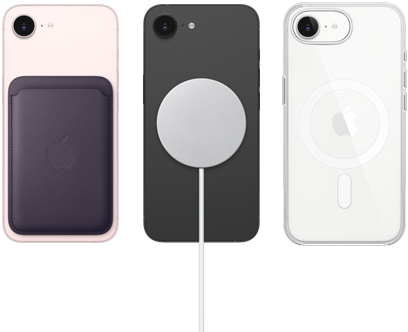 Trzy smartfony ustawione obok siebie, każdy z innym akcesorium na tylnej obudowie: etui, ładowarka magnetyczna i przezroczyste etui z widocznym logo Apple.