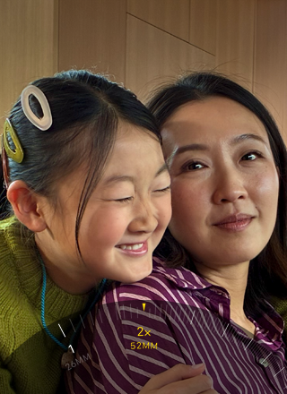 Na zdjęciu widać dwie osoby w pomieszczeniu, jedna z nich się uśmiecha. Na obrazie widoczny jest tekst: \'2x 52MM\'.