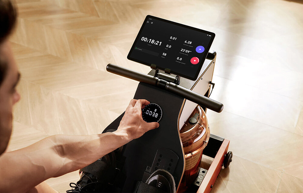 Wioślarz wodno-magnetyczny KINGSMITH WM10  zdjęcie lifestyle Kontrola parametrów Wyświetlacz LED Bluetooth z aplikacją KS Fit z systemami Android i iOS