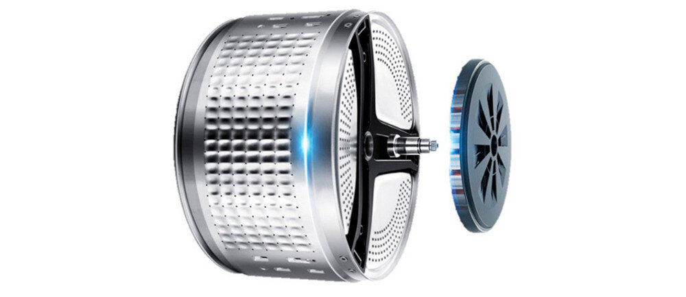 Obraz przedstawia bęben pralki z widocznymi otworami na powierzchni oraz elementem montażowym po prawej stronie. Bęben jest metaliczny z czarnymi elementami konstrukcyjnymi.