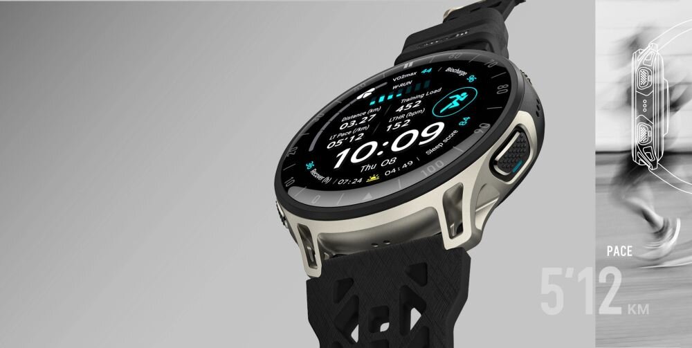 Smartwatch z okrągłym wyświetlaczem pokazuje godzinę 10:09 oraz różne dane treningowe. Obok zegarka widoczny jest napis \'PACE 5\'12 KM\'.