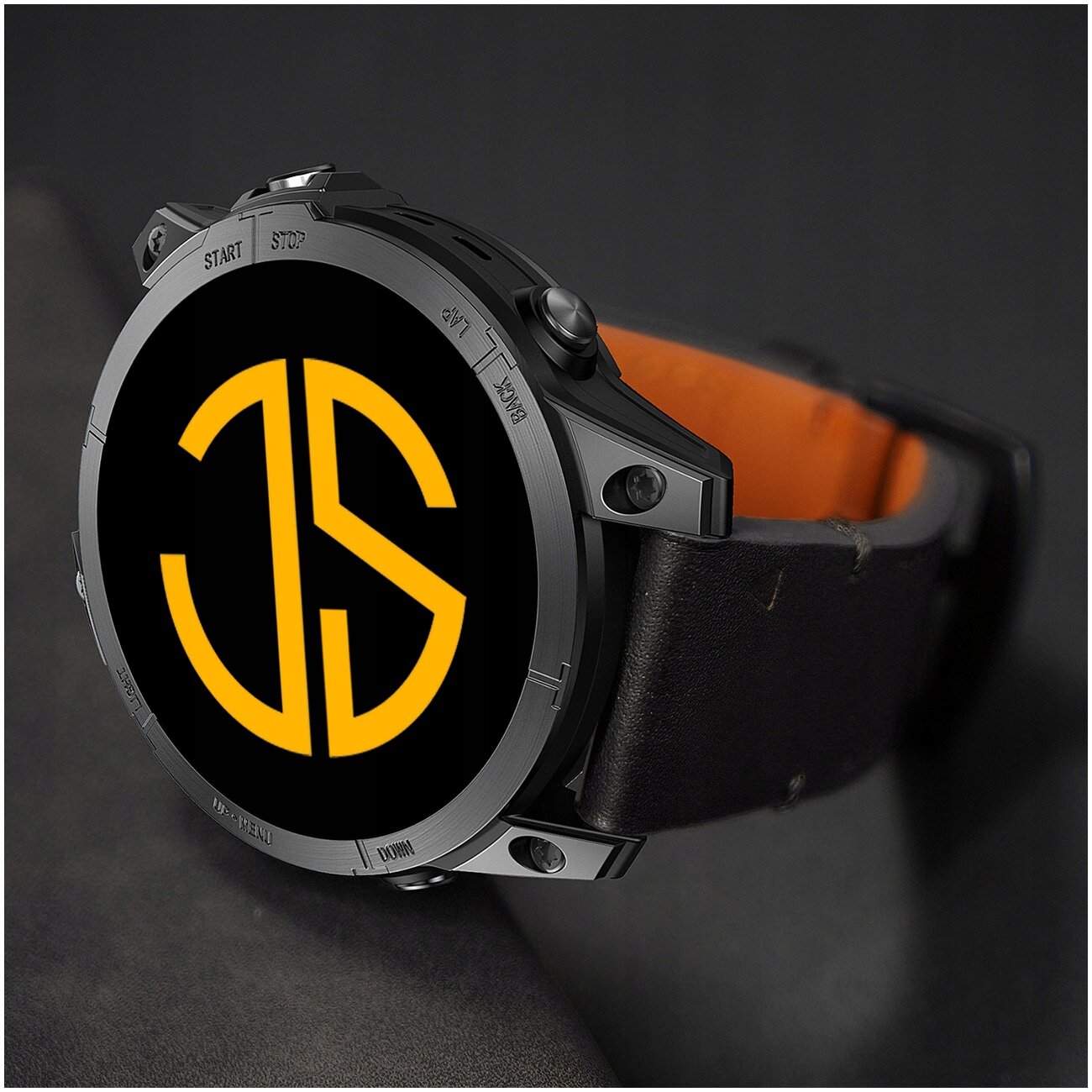 Zegarek z czarnym skórzanym paskiem i tarczą z żółtym logo \'JG\'.