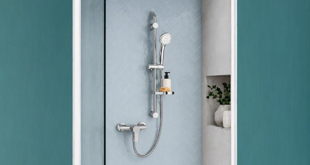 BATERIA PRYSZNICOWA INVENA BRALOS BN-07-001-A CHROM Zestaw natryskowy z baterią prysznicową, słuchawką i drążkiem zamontowany w kabinie prysznicowej. Dodatkowa półka na kosmetyki zwiększa wygodę codziennego użytkowania
