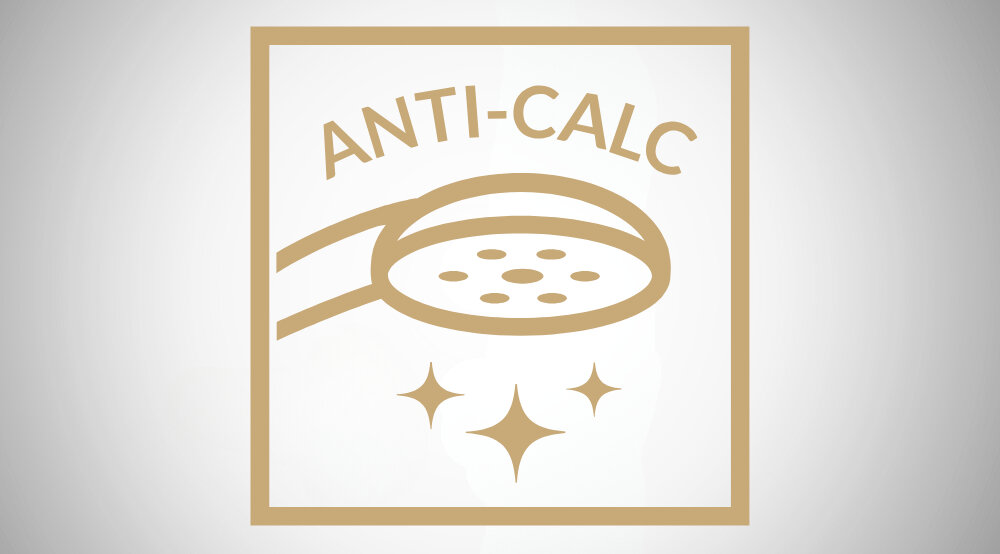 Grafika przedstawia symbol prysznica z napisem \'ANTI-CALC\' oraz trzema błyszczącymi gwiazdkami poniżej, wszystko w złotym kolorze na białym tle.