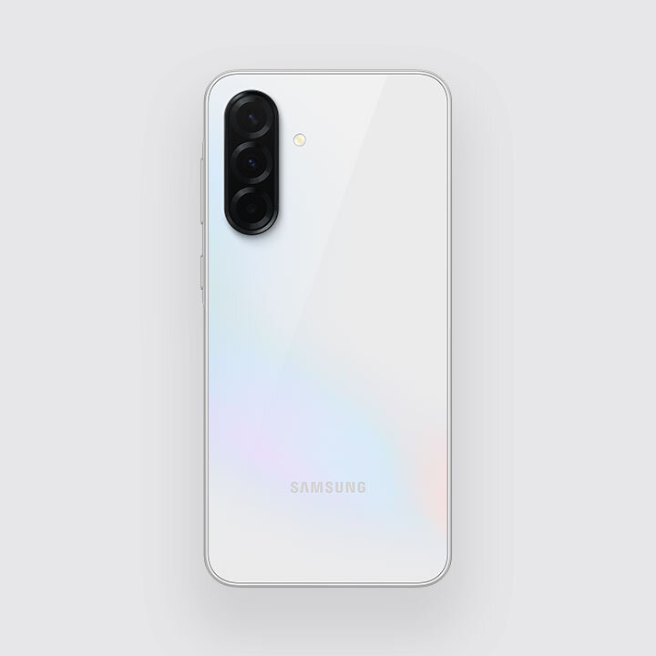 Na obrazie widoczny jest biały smartfon z trzema aparatami umieszczonymi pionowo. Na obudowie znajduje się logo \'SAMSUNG\'.