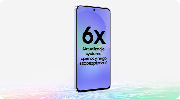 Na obrazie widoczny jest smartfon z wyświetlaczem, na którym znajduje się tekst: \'6x Aktualizacje systemu operacyjnego i zabezpieczeń\'. Tło jest jasne z delikatnym gradientem kolorów u dołu.