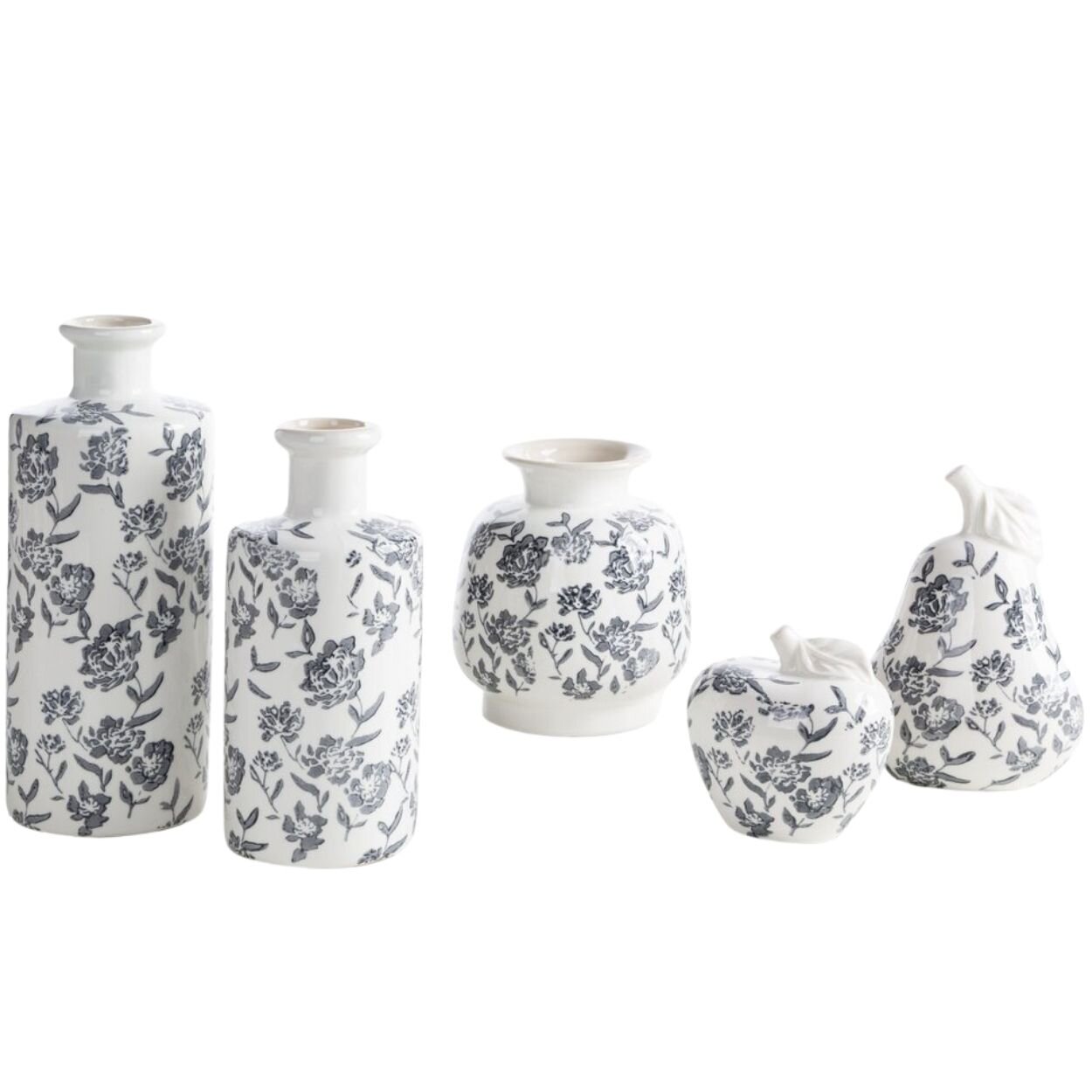 Na obrazie widoczne są ceramiczne wazony i dekoracje w kształcie owoców, pokryte czarno-białym kwiatowym wzorem. Produkty mają różne kształty i rozmiary, wszystkie utrzymane w jednolitej stylistyce.