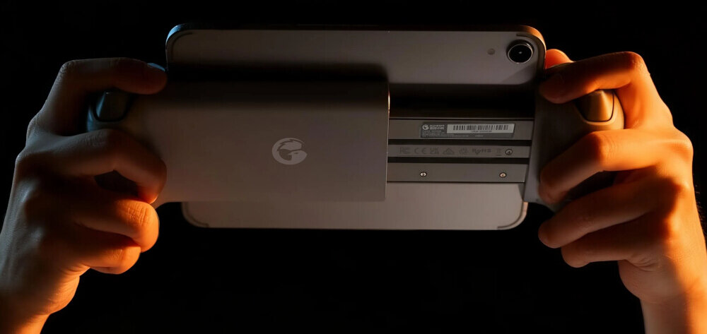 wymienne panele kontroler personalizacja gaming Widok z tyłu na rozsuwany mechanizm kontrolera GameSir trzymanego w dłoniach, zamontowanego na tablecie typu iPad Mini