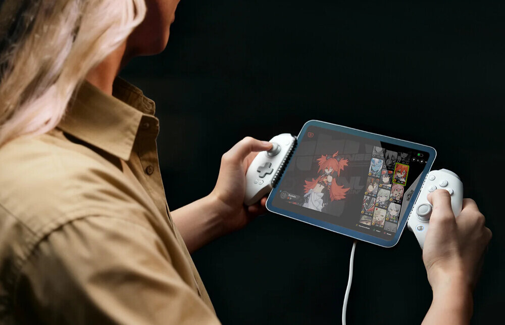 usb c kontroler mobilny stabilne połączenie gaming Osoba grająca na tablecie z podłączonym kontrolerem GameSir, widoczny interfejs gry mobilnej z postaciami anime