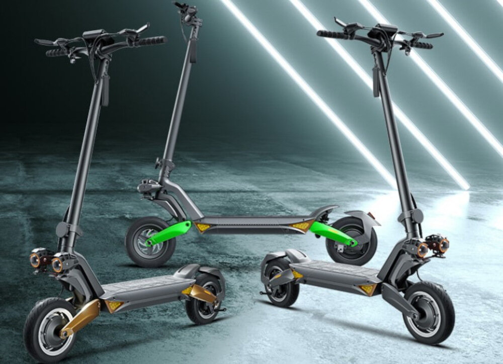 Na obrazie widoczne są trzy elektryczne hulajnogi o nowoczesnym designie, z elementami w kolorze miedzianym i zielonym. Tło jest industrialne z jasnymi liniami świetlnymi.