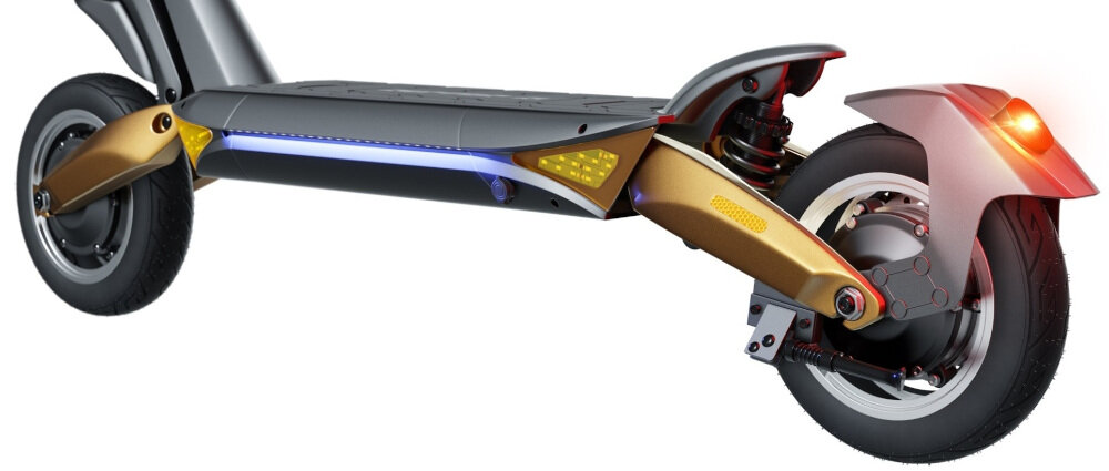 Zbliżenie na tylną część hulajnogi elektrycznej z miedzianymi elementami i amortyzatorami. Widoczne są koła, błotnik oraz podświetlenie LED.