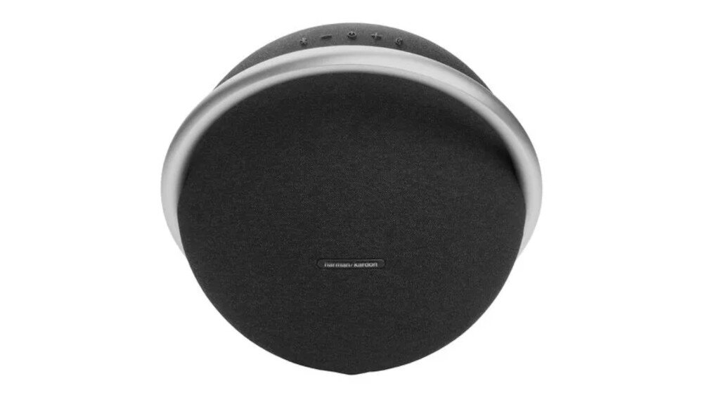 Czarny, okrągły głośnik z metalicznym uchwytem na górze. Na przodzie widoczne jest logo \'HARMAN KARDON\'.