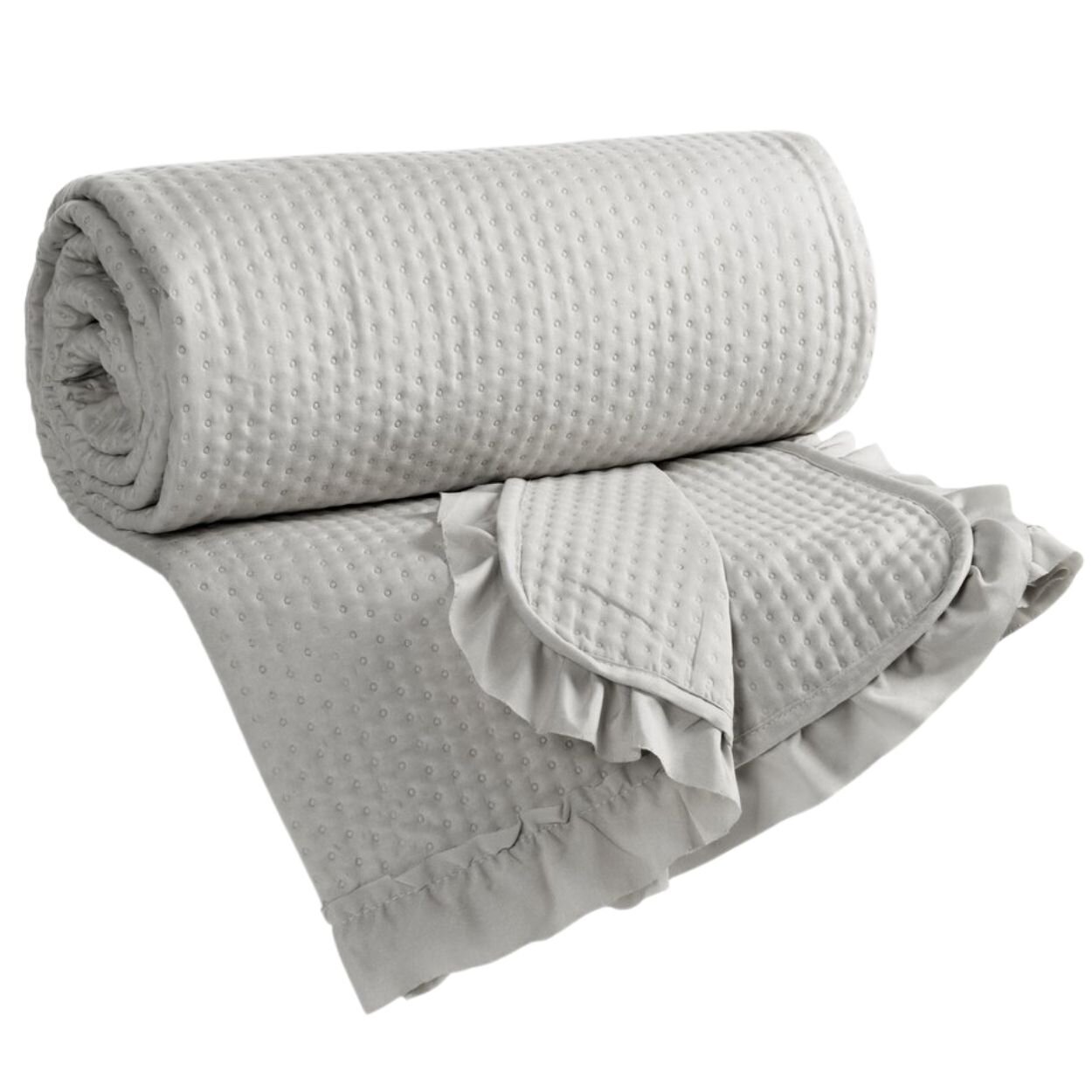 Srebrna narzuta na łóżko z falbanką, o fakturze w drobne kropki, złożona i częściowo rozwinięta. Produkt ma elegancki wygląd i jest wykonany z materiału o jednolitym kolorze.