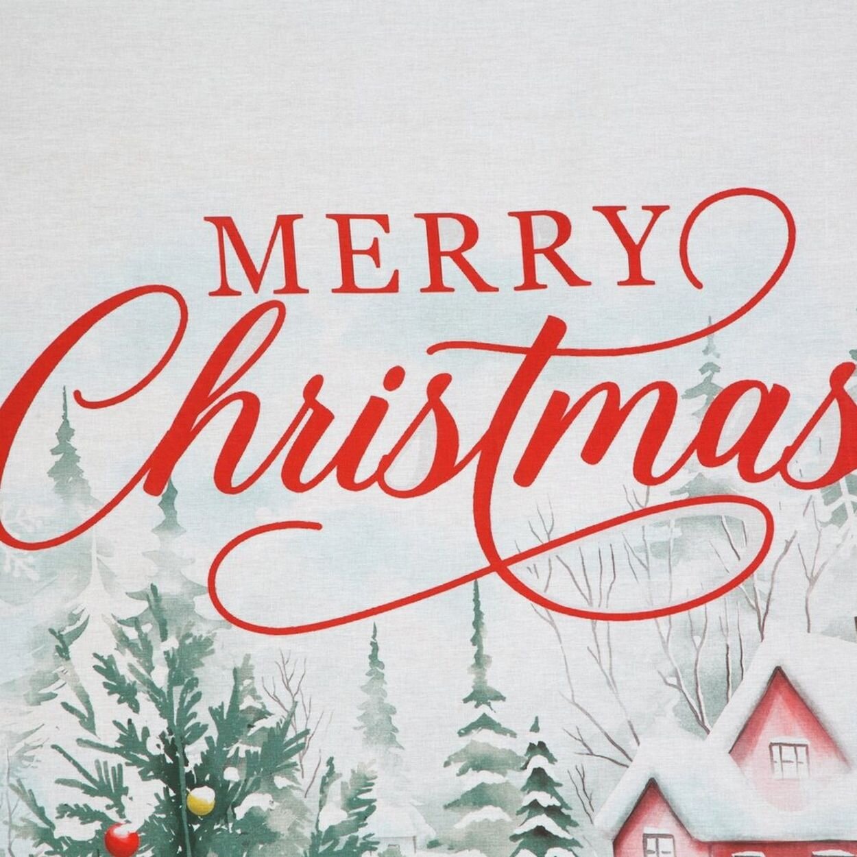 Na obrazie widoczny jest napis \'MERRY Christmas\' w czerwonym kolorze na tle zimowego krajobrazu z choinką i domem pokrytym śniegiem.
