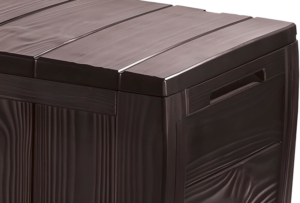 Brązowa skrzynia ogrodowa z teksturą imitującą drewno, posiada uchwyt na bocznej ściance. Pokrywa skrzyni jest żebrowana.