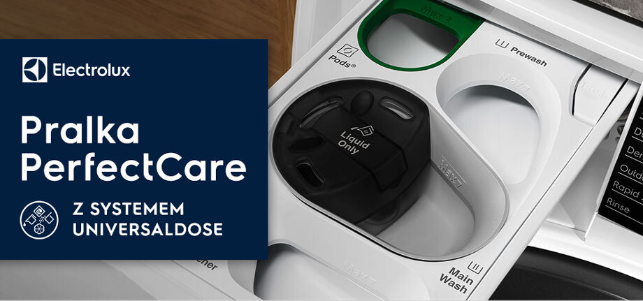 Na obrazie widoczna jest szuflada na detergenty pralki z oznaczeniami \'Pods\', \'Liquid Only\', \'Main Wash\' i \'Prewash\'. Obok znajduje się napis \'Pralka PerfectCare Z SYSTEMEM UNIVERSALDOSE\' oraz logo Electrolux.