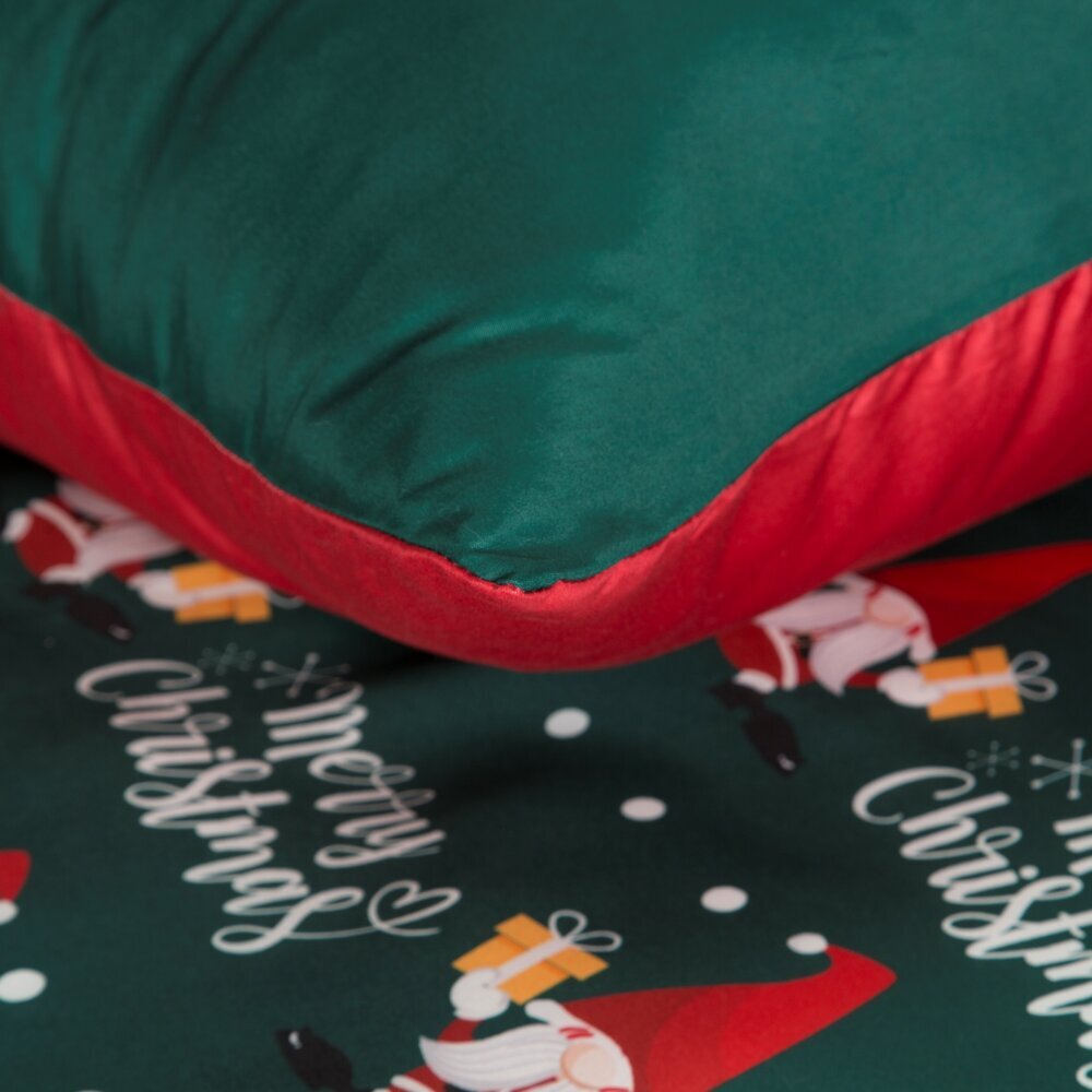 Obraz przedstawia zieloną pościel z czerwonymi elementami, ozdobioną wzorem z krasnalami i napisem \'Merry Christmas\'.