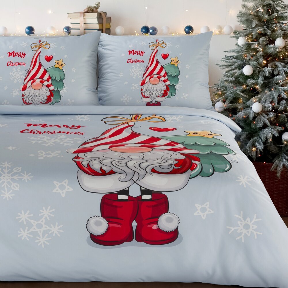 Pościel z motywem świątecznym przedstawiająca skrzata w czerwono-białej czapce i zielonej choince, z napisem \'Merry Christmas\'. W tle widoczna jest ozdobiona choinka.