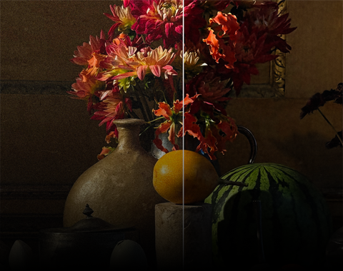 Martwa natura z wazonem pełnym kolorowych kwiatów, pomarańczą i arbuzem na tle ciemnej ściany. Obraz jest podzielony pionową linią, pokazując różnicę w oświetleniu lub jakości obrazu.