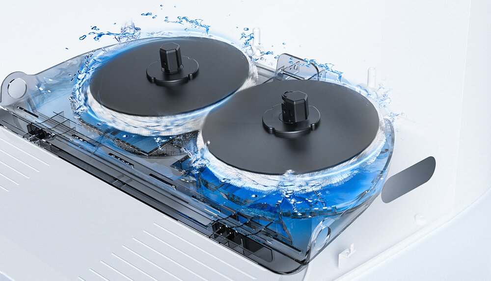 Obraz przedstawia dwa okrągłe elementy z czarnymi pokrywami, zanurzone w wodzie z niebieskim zabarwieniem. Woda rozpryskuje się wokół elementów, tworząc dynamiczny efekt.