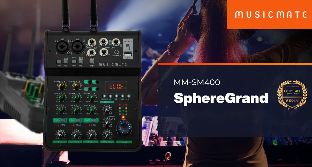Obraz przedstawia mikser audio z różnymi pokrętłami i złączami, z widocznym logo \'musicmate\'. W tle znajduje się osoba na scenie, a w prawym górnym rogu widnieje napis \'MUSICMATE MM-SM400 SphereGrand\'.