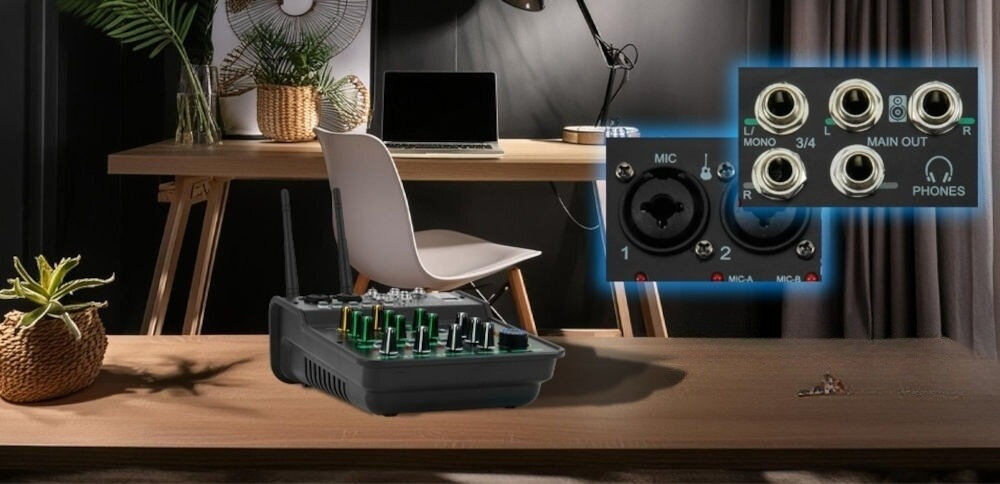 Na drewnianym biurku znajduje się mikser audio z kilkoma pokrętłami i suwakami. Obok widoczny jest zbliżony widok panelu z gniazdami oznaczonymi jako MIC, MONO, 3/4, MAIN OUT, PHONES.