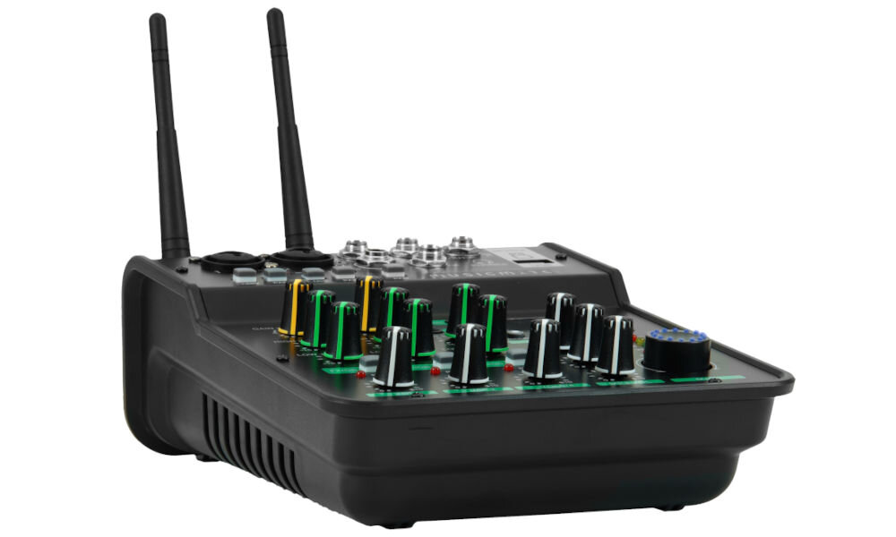 Na obrazie widoczny jest czarny mikser audio z kilkoma pokrętłami i dwoma antenami. Panel miksera jest podświetlony na zielono i żółto.