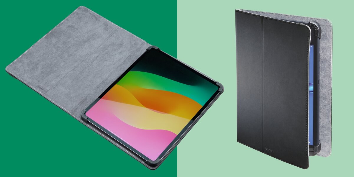 Obraz przedstawia czarne etui na tablet z klapką, które jest otwarte i zamknięte. Wnętrze etui jest szare, a na ekranie tabletu widoczne są kolorowe paski.