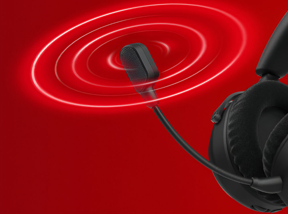 Na czerwonym tle widoczne są czarne słuchawki nauszne z mikrofonem na elastycznym pałąku. Wokół mikrofonu rozchodzą się koncentryczne fale dźwiękowe.
